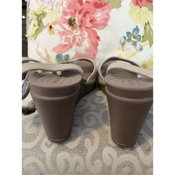 Crocs Women’s 9 Leigh II Cross Ankle Strap Wedge Sandals Beige Canvas 204950 NEW - Picture 5 of 11